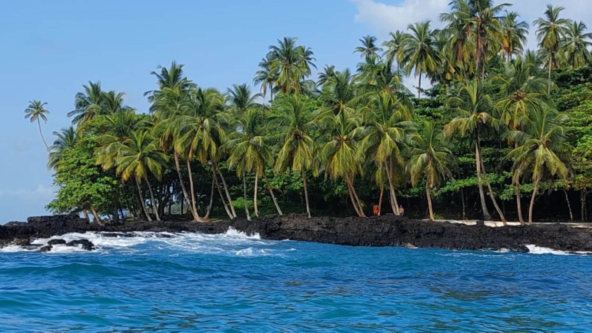 Praia paradisíaca em São Tomé
